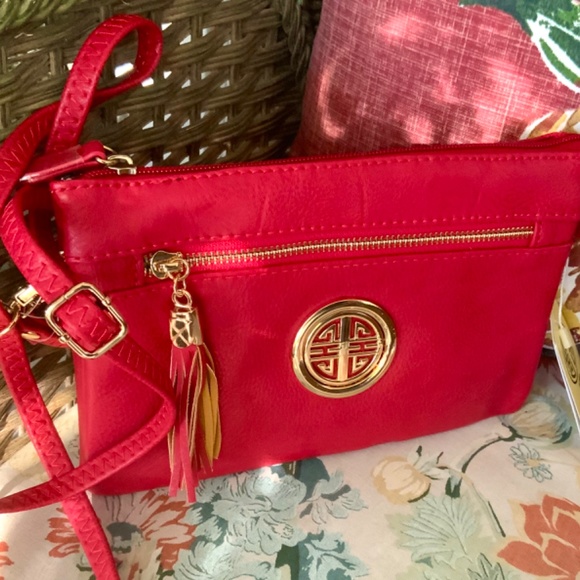 RED CROSSBODY w/MEDALLION / MESSENGER BAG⭐️ LIGHT WEIGHT- NEW CONDITION W/TAGS - Picture 11 of 14